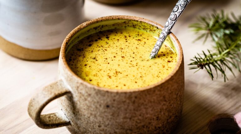 5 Health Benefits of Drinking Turmeric Milk (Golden Milk)!